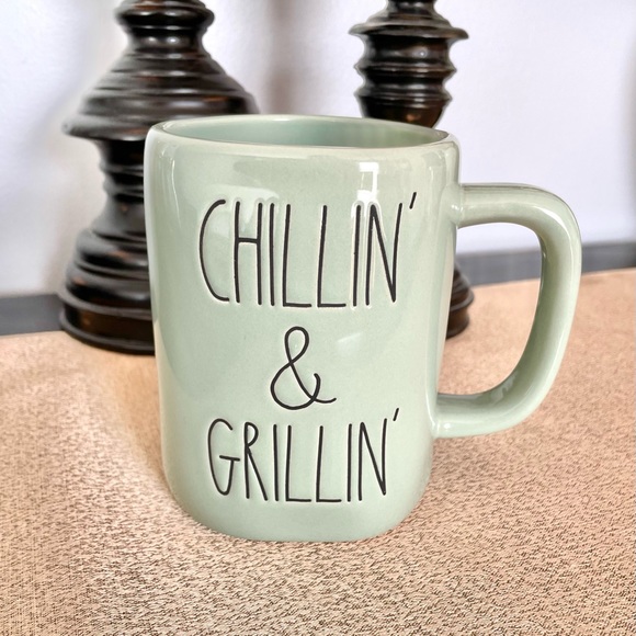 🆕Rae Dunn CHILLIN’ & GRILLIN’ Ceramic Mug - Picture 1 of 2